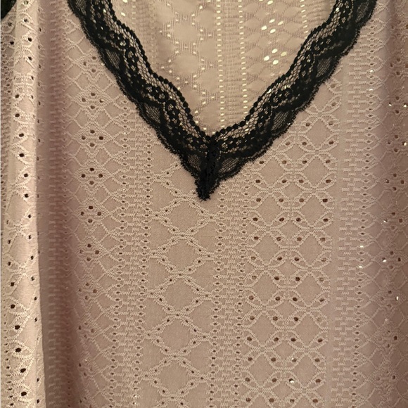 Chic Lace Accent Top - Mauve and Black - Picture 3 of 4
